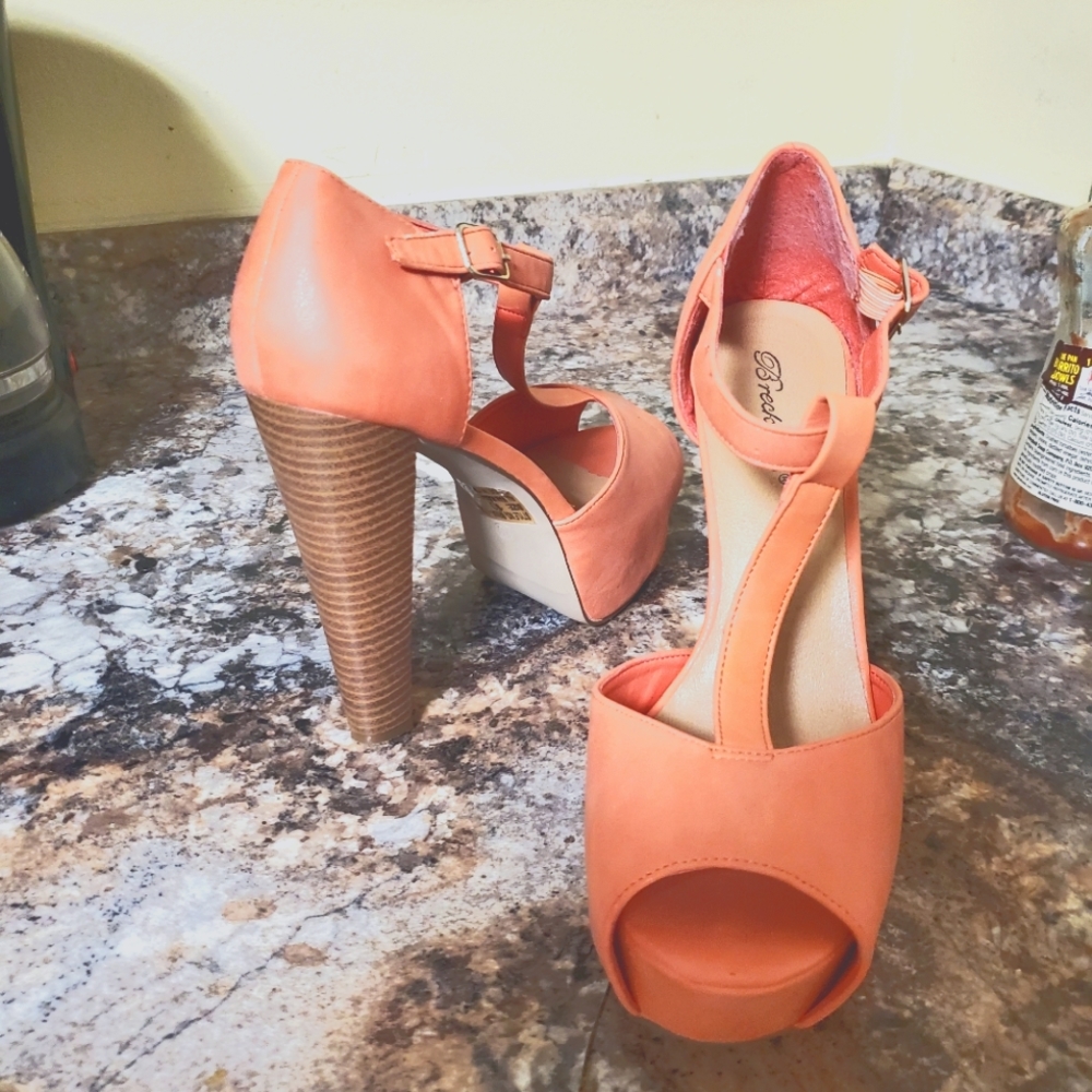 Breckelle's Peach Size 10  Open toe Heels